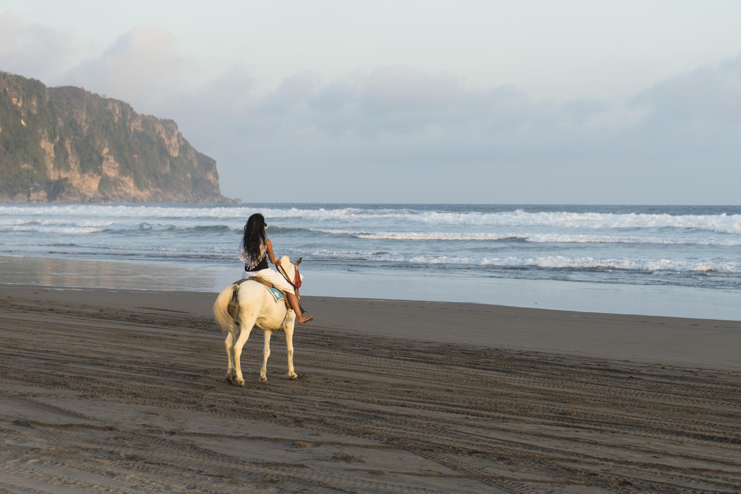 Indonésienne faisant du cheval sur une plage à Java