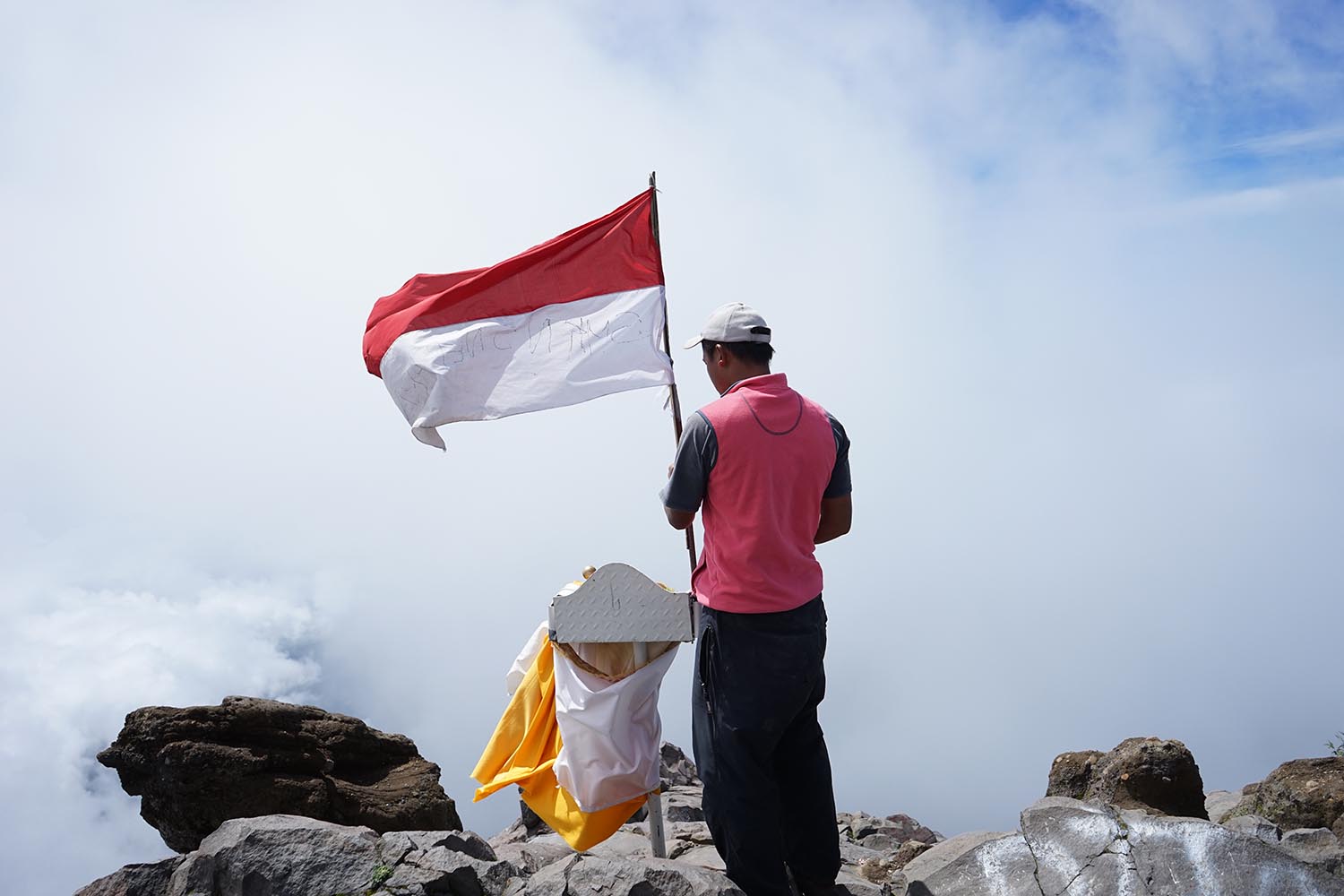 Guide priant à l'Agung