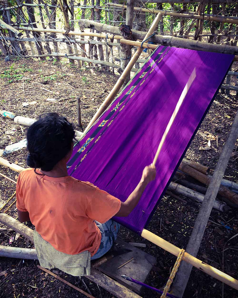 Le tissage ikat : un fil, un code, une mémoire