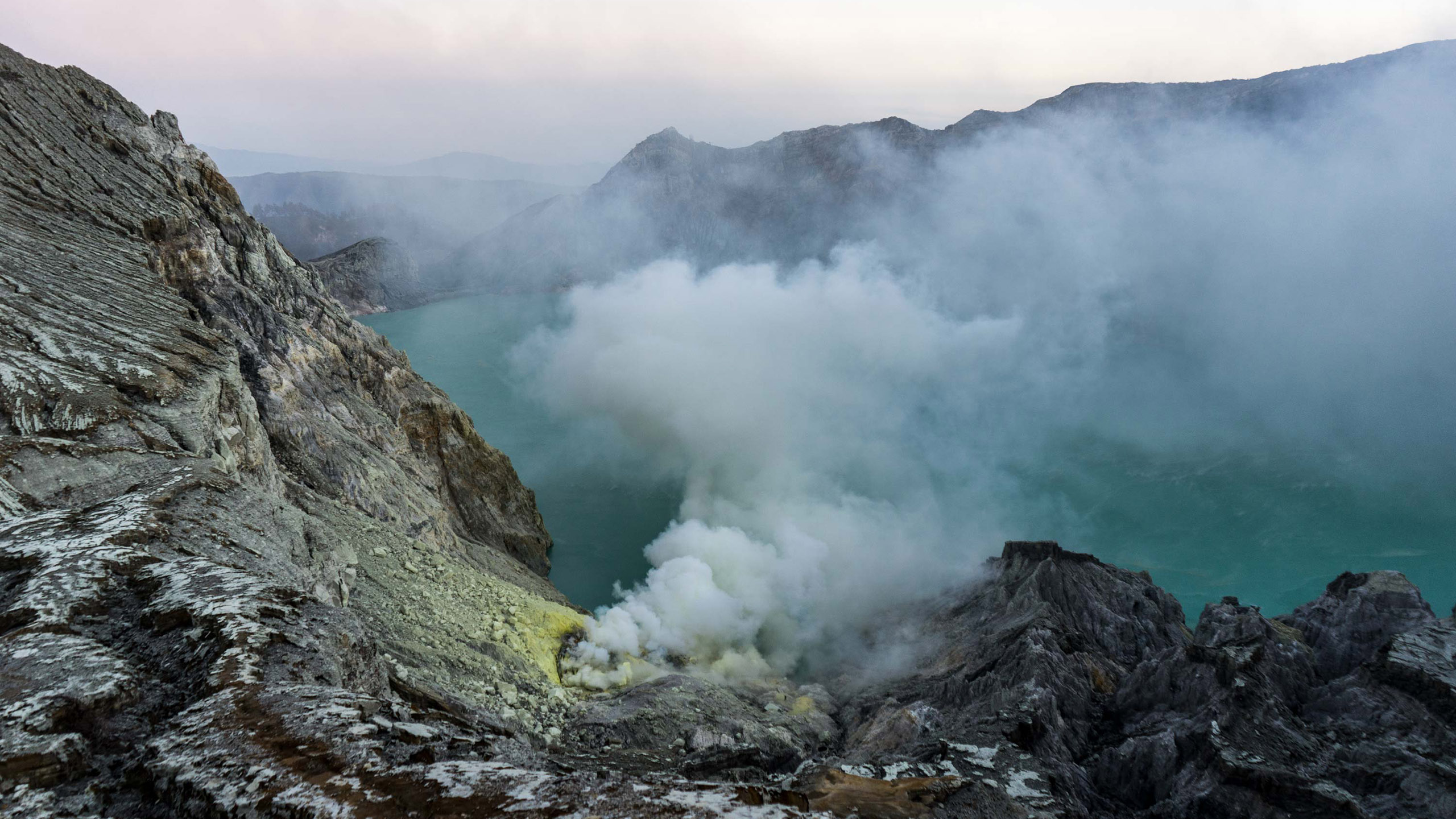 Kawah Ijen – Le volcan aux flammes bleues de Java