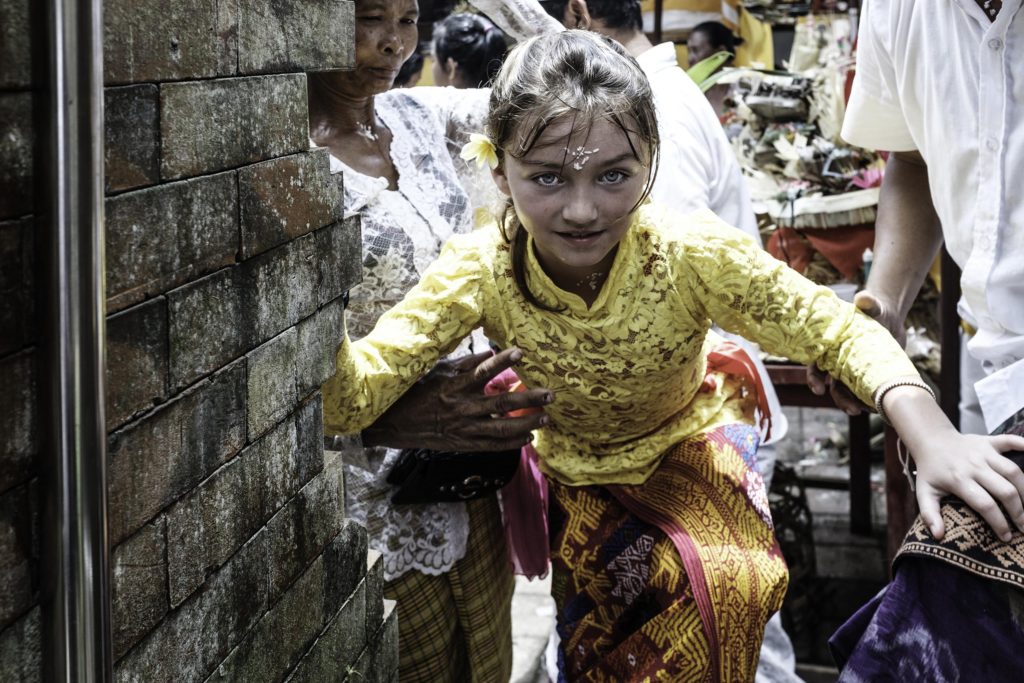 Petite fille lors d'une cérémonie à Bali