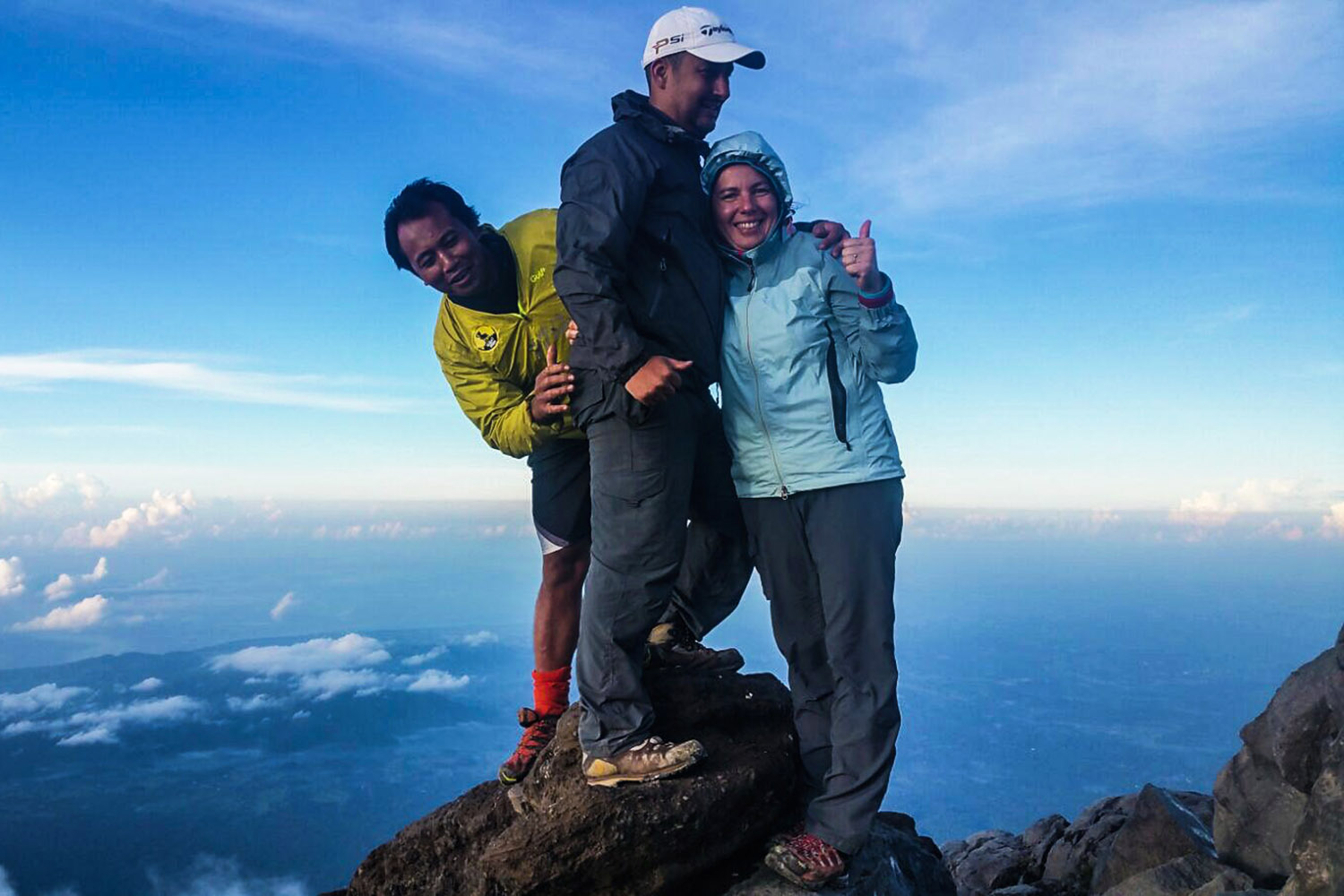 Couple de voyageurs avec leur guide au sommet de l'Agung