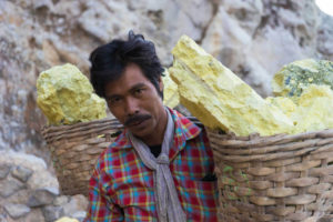 Porteur de souffre à l'Ijen