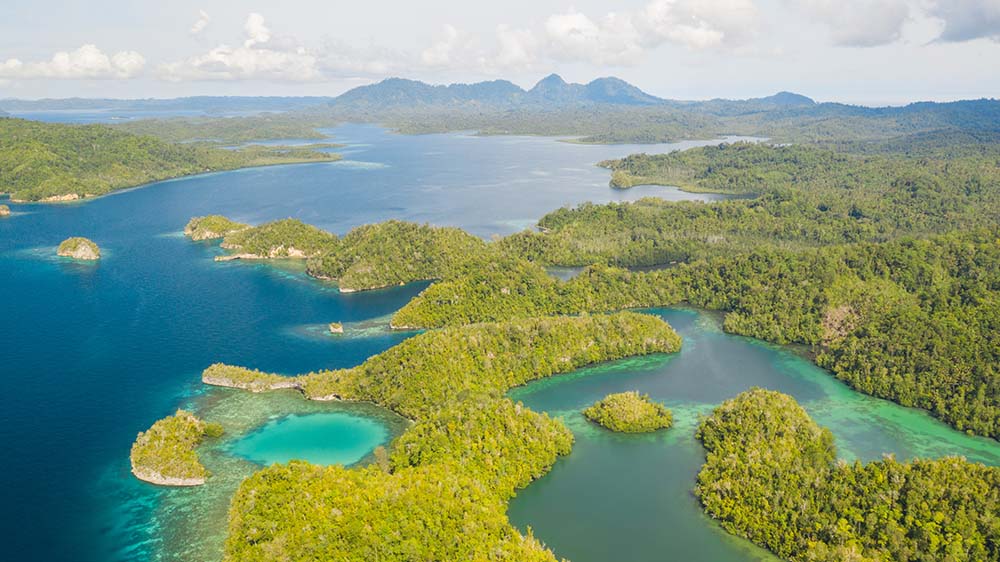 Le volcan Una-Una et le lac Mariona