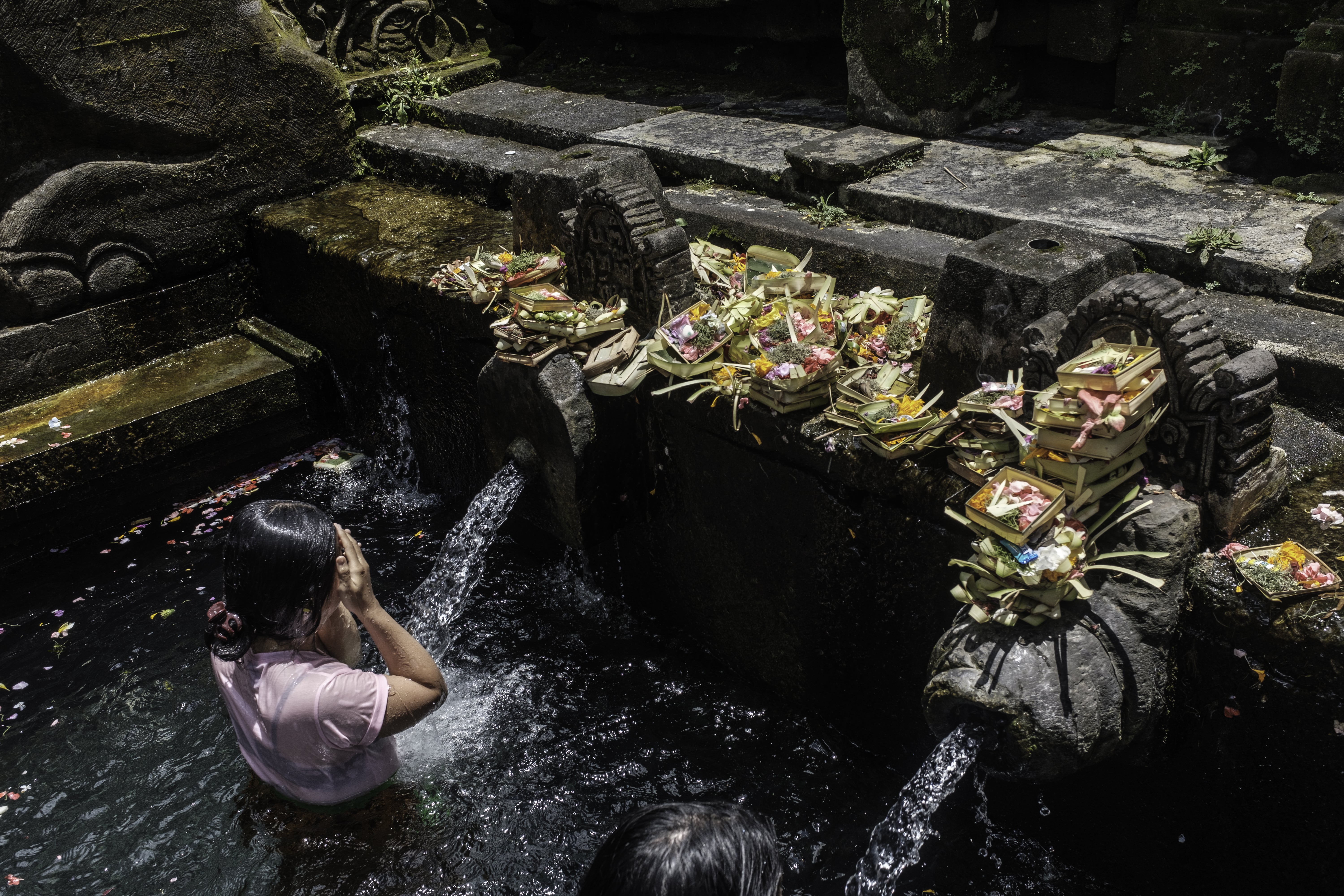 Melukat dans les eaux sacrées de Tirta Empul