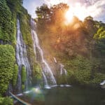 Lever de soleil sur une cascade à Bali